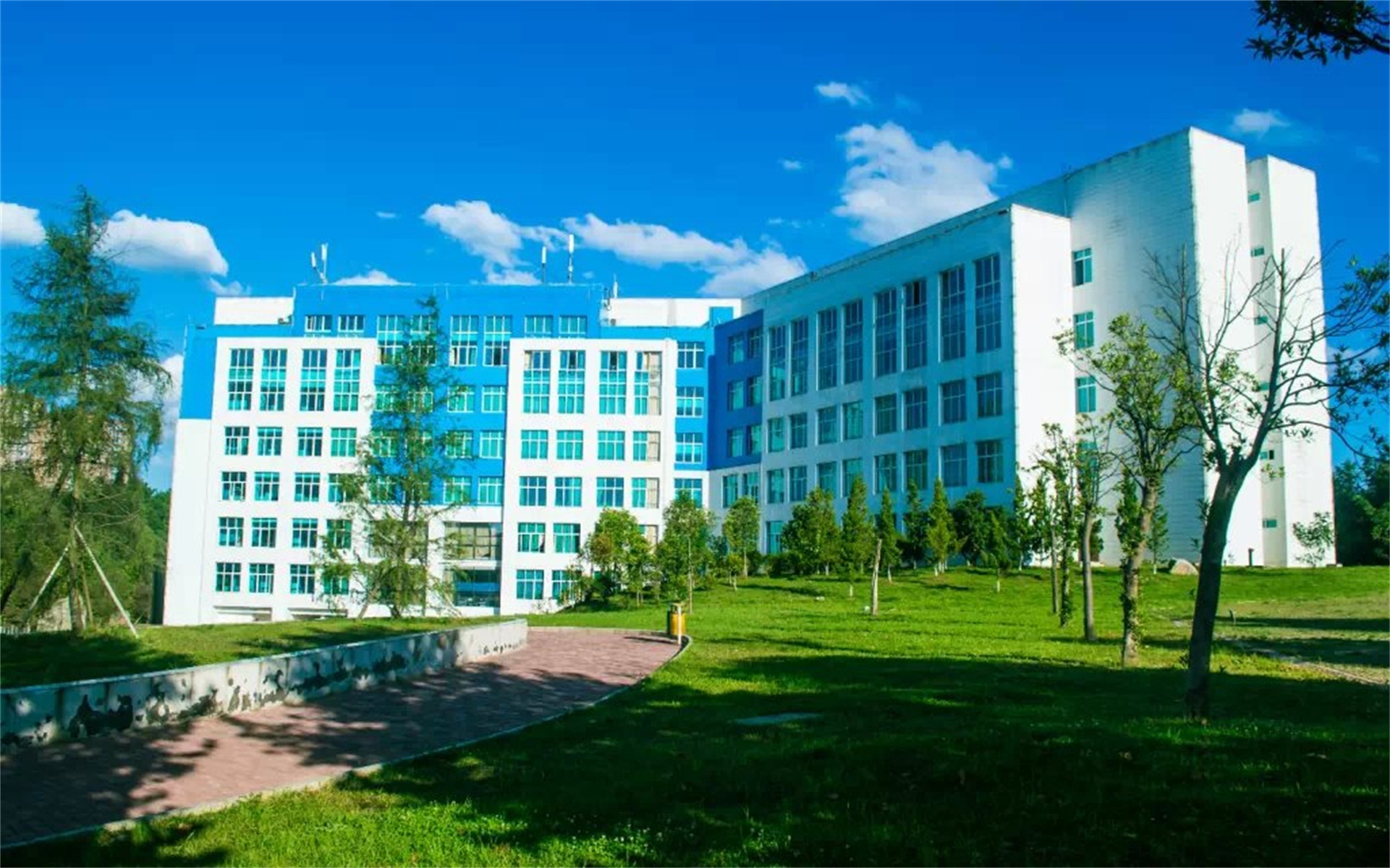  p>贵州职业技术学院是一所省属全日制综合性高职院校,位于贵州省贵阳