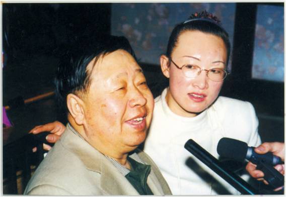 女,江苏盐城人,本科学历,政协盐都区第十一届委员会常务委员, a