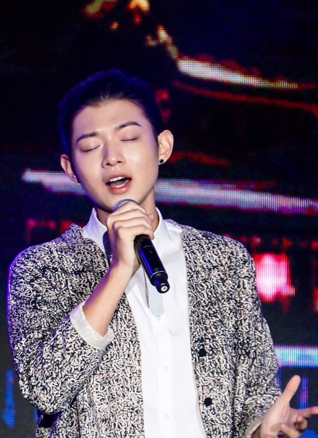  p>霍尊,1990年9月18日出生于上海,中国内地男歌手,音乐人,毕业于 a