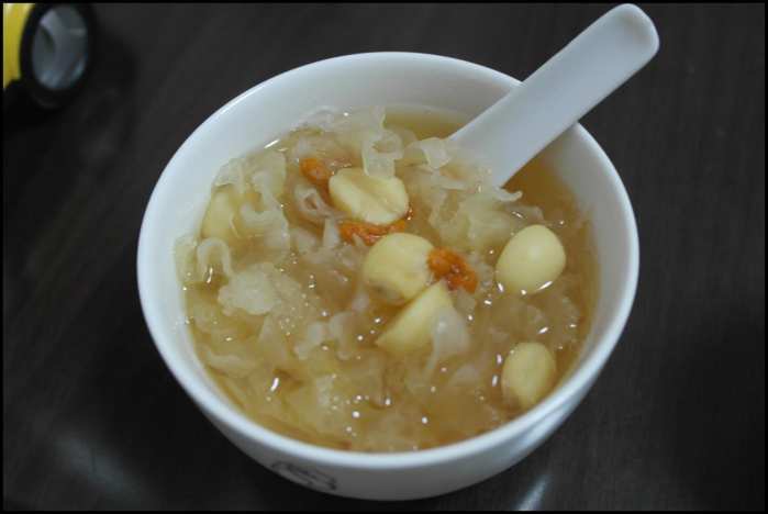 雪耳莲子糖水