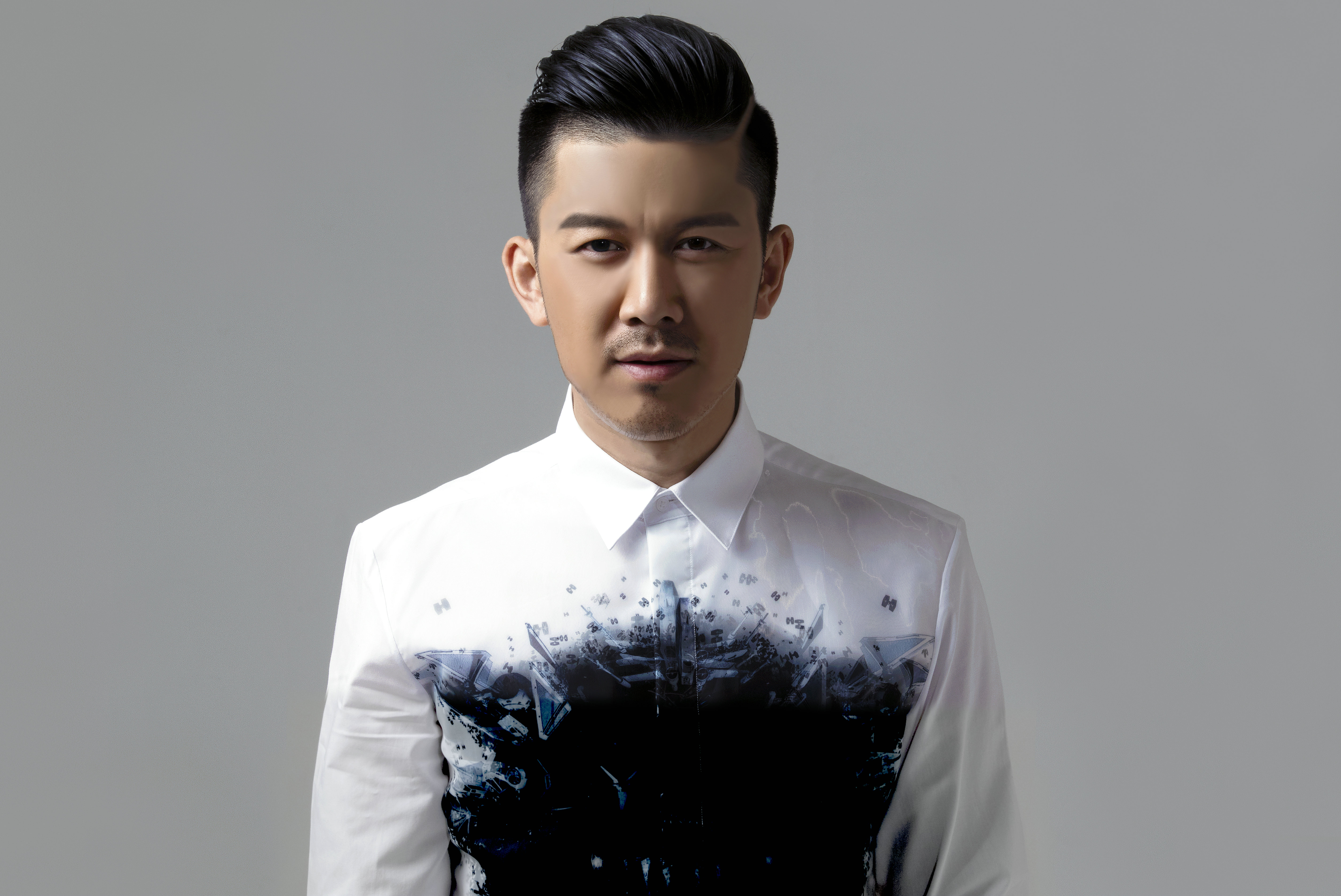 1982年5月11日出生于黑龙江省佳木斯市富锦市宏胜镇,华语流行男歌手