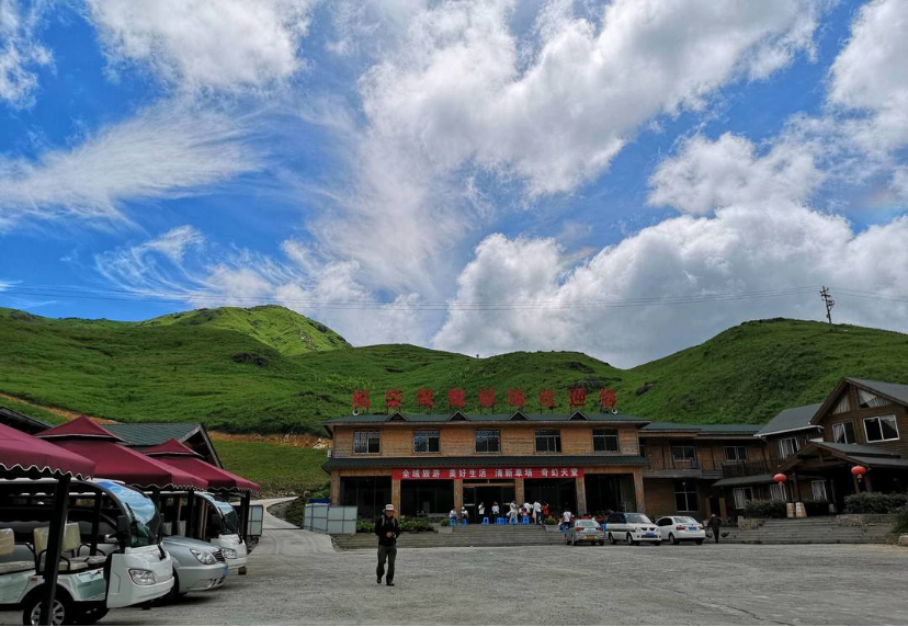 鸳鸯草场位于柘荣县东源乡鸳鸯头村,距离