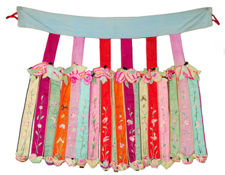  p>凤尾裙是清代裙的特殊品种,由彩色条布接于腰头而成,布条尾端裁成