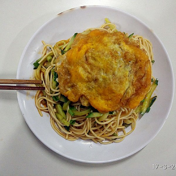 煎蛋麻油拌面