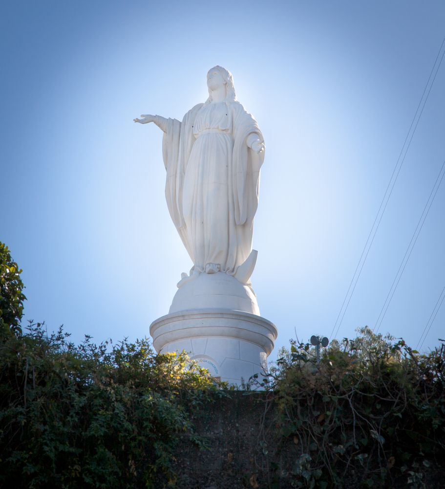  p data-id="gnwha0y4fd">圣母山是天主教徒的朝圣地,是 a target="