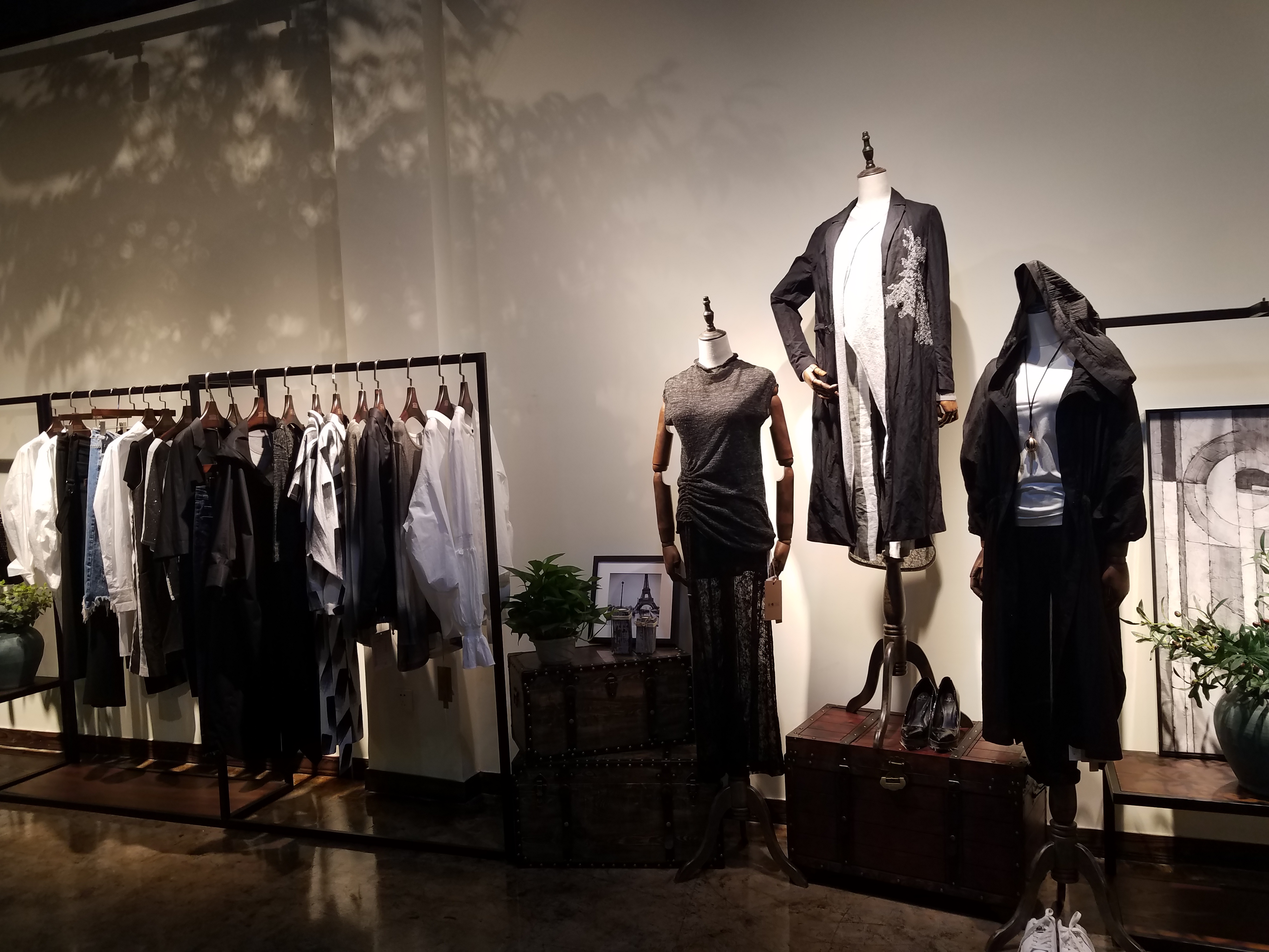 日播服饰有限公司">杭州日播服饰有限公司 /a>旗下轻奢时尚女装品牌
