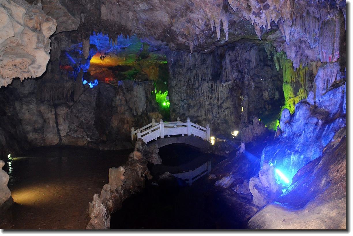 慕蠡洞景观壮丽,气宇非凡,是宜兴众多溶洞中新绽放的一朵奇葩,为国家