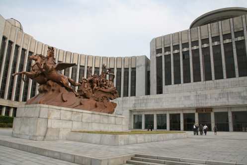 data-ctrid="tuxyvx256yvw">万景台学生少年宫位于东距平壤市中心约8