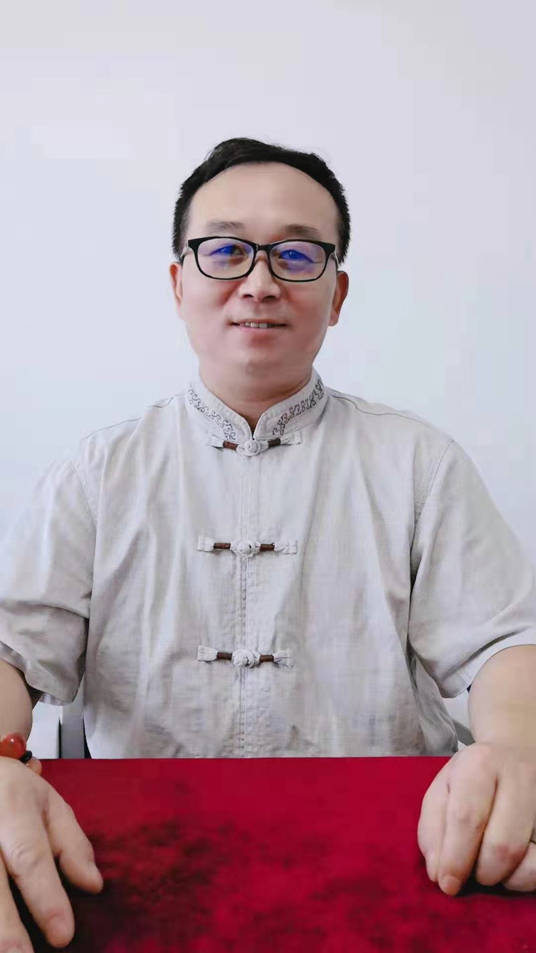  p>钟联社,男,国家高级艺术品鉴定评估师,古董鉴定专家.