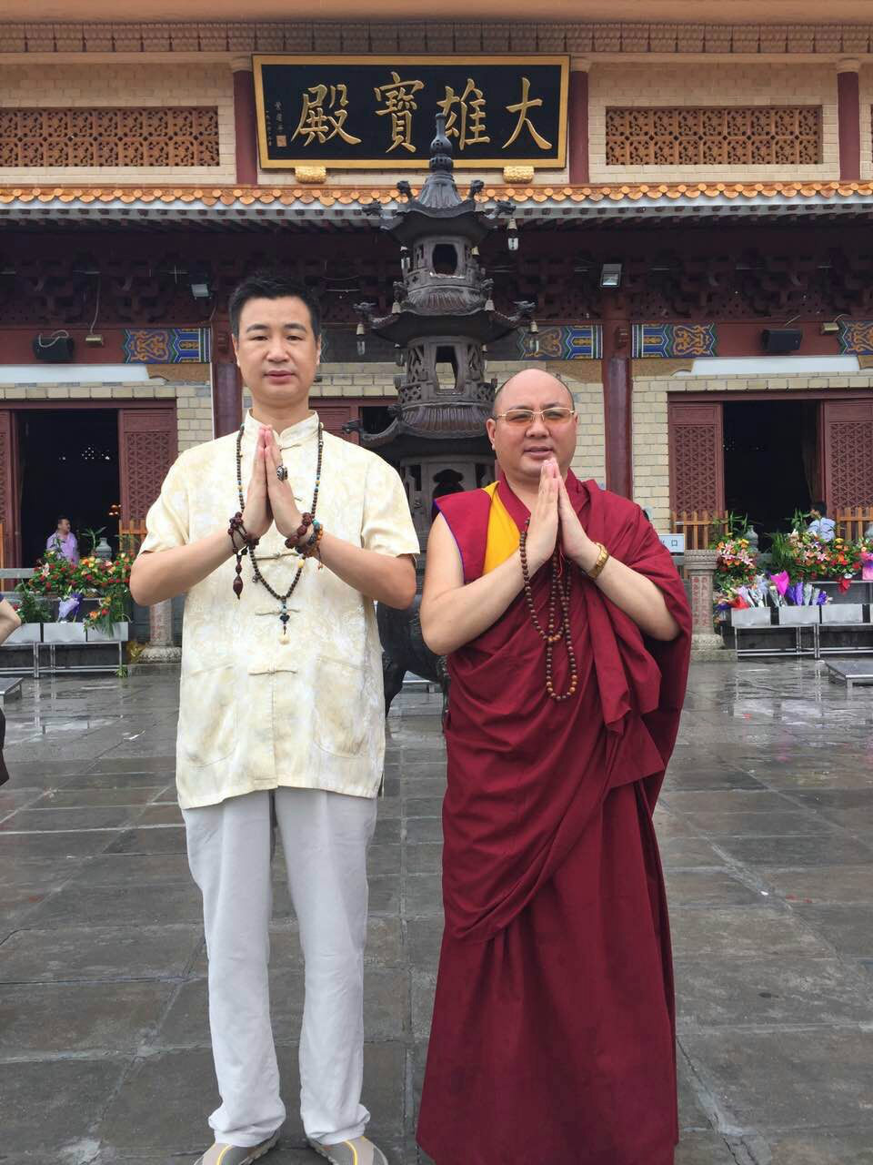  p>土登翁珠,藏传佛教导师, 1973年出生于四川省甘孜州石渠县扎溪卡