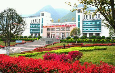  p>始建于1942年的保康一中,数度迁址,更名,现位于保康县城关镇笔架山