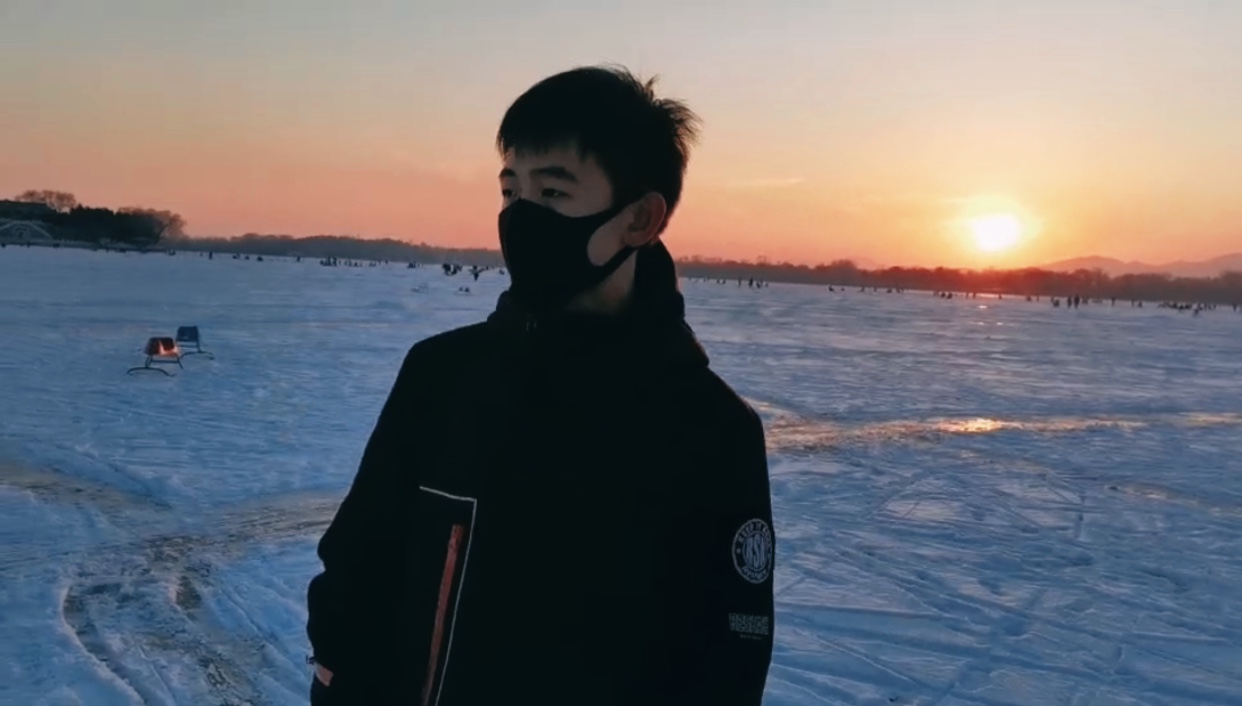  p data-id="gnbxm9g9i0">罗炼羽,2001年出生于重庆,学生,歌手.