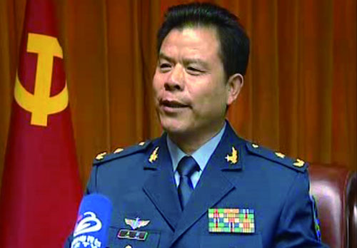 中共党员.1973年入伍. 2005年7月晋升空军少将军衔.