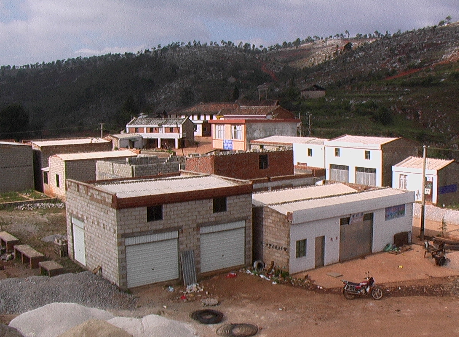  p>彬江村隶属剑川县甸南镇,距镇政府所在地1.