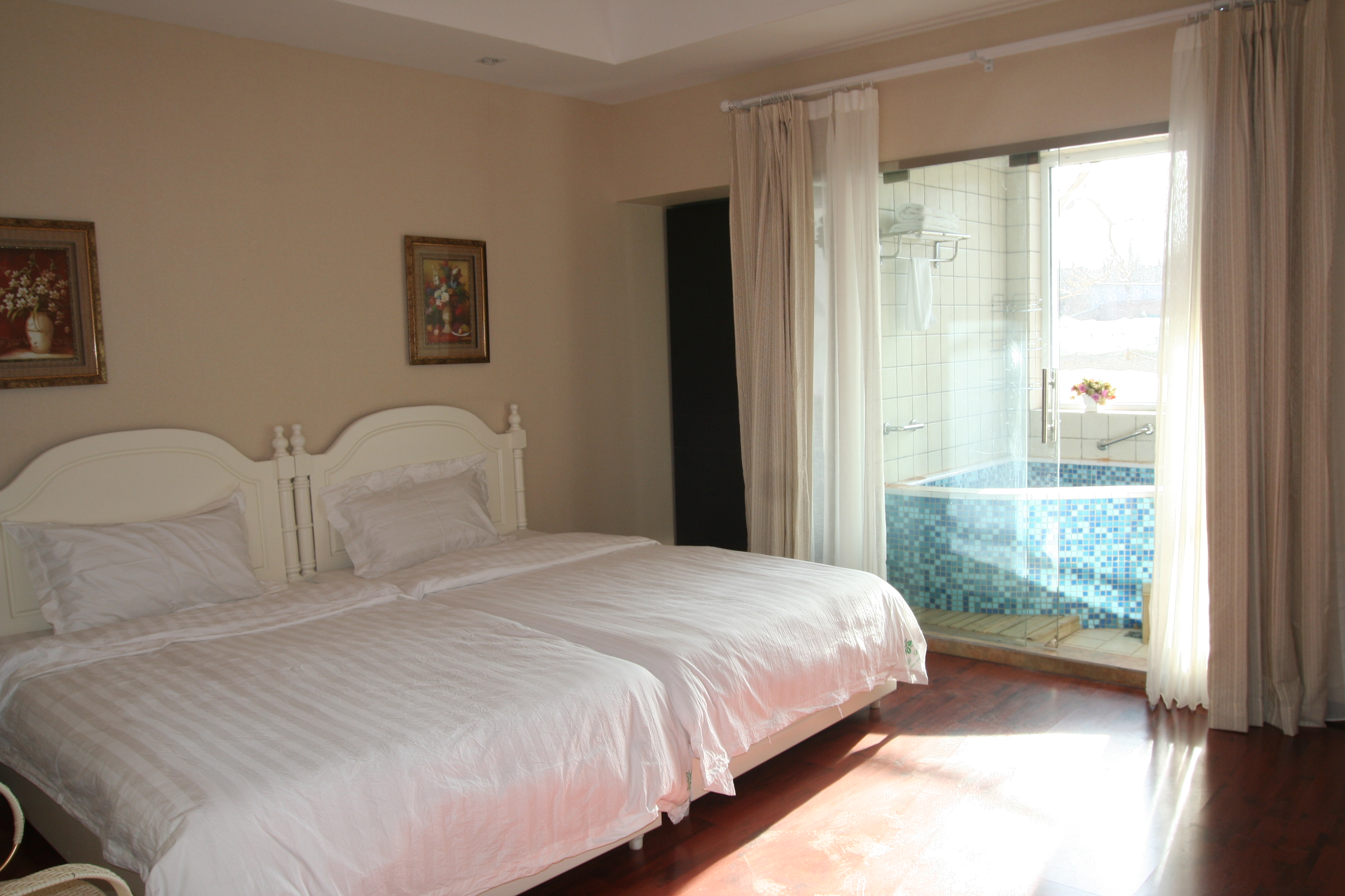 hivrqz">怀来帝曼温泉度假有限公司(简称帝曼温泉)是一家集餐饮,住宿