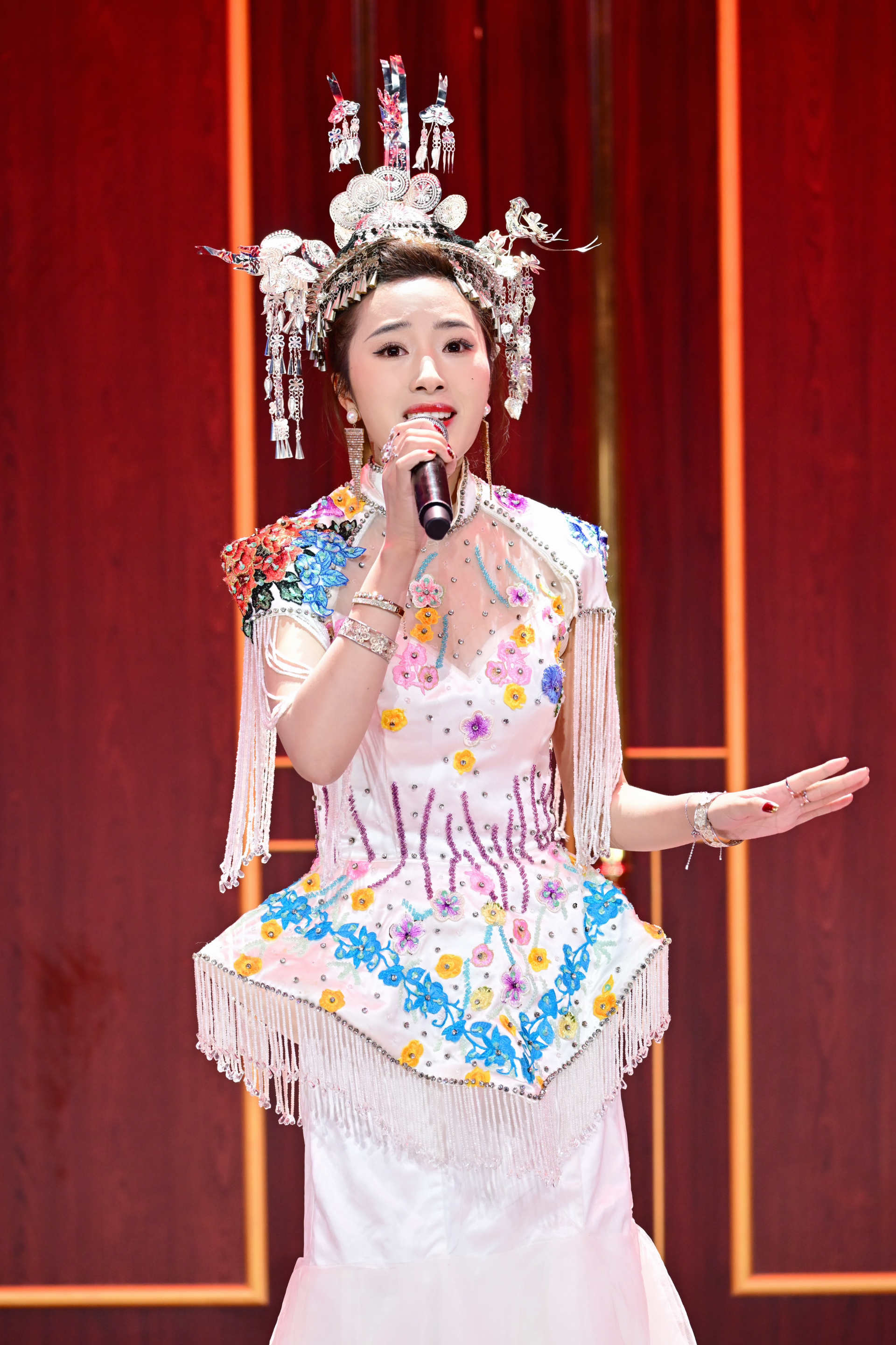 女,歌手,贵州旅游形象大使,毕业于 a target="_blank" href="/item