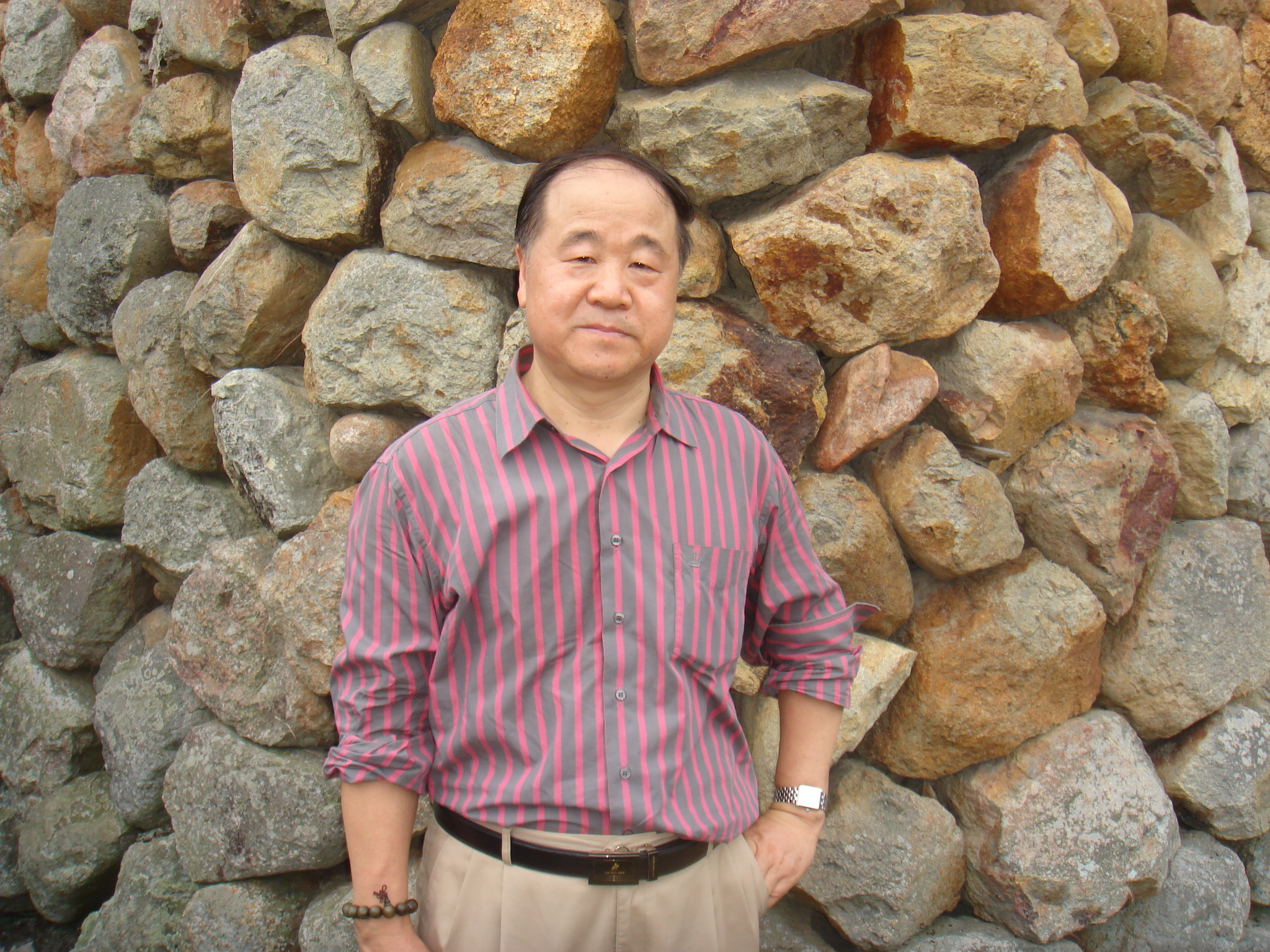  p>莫言,本名管谟业,1955年2月17日生于山东省高密县河涯乡平安庄(现