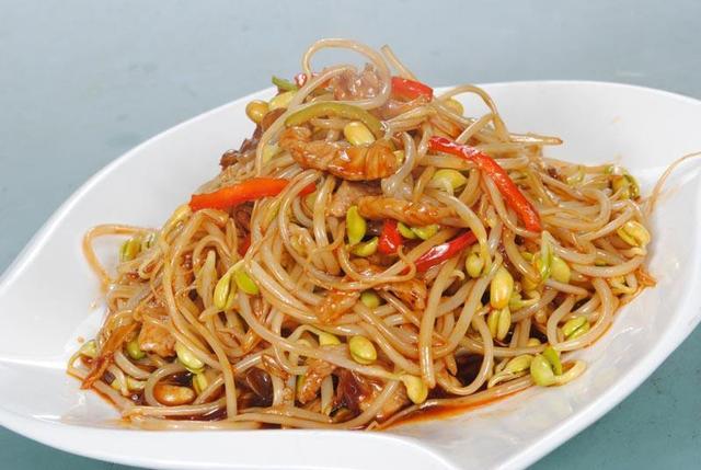  p>豆芽炒牛肉是一道简单的家常菜,主料是豆芽,韭菜,牛肉. /p>