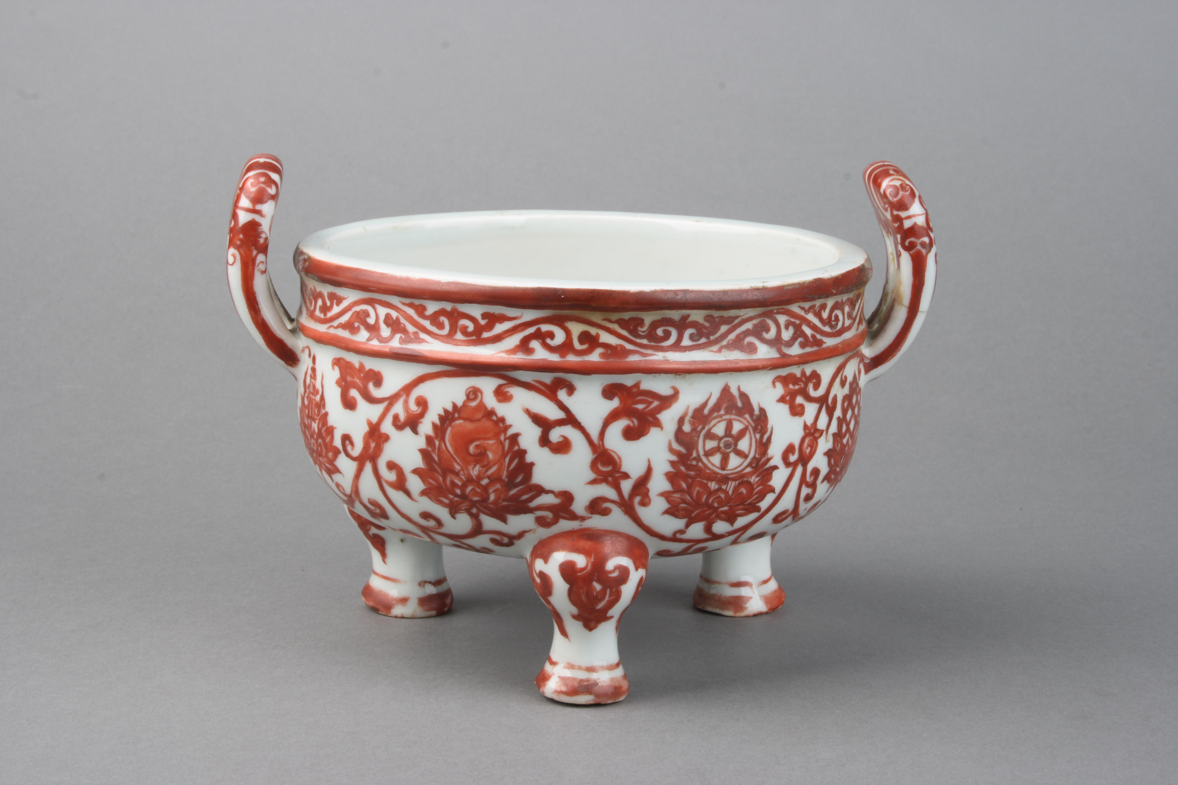 明宣德红彩缠枝莲托八宝纹三足炉