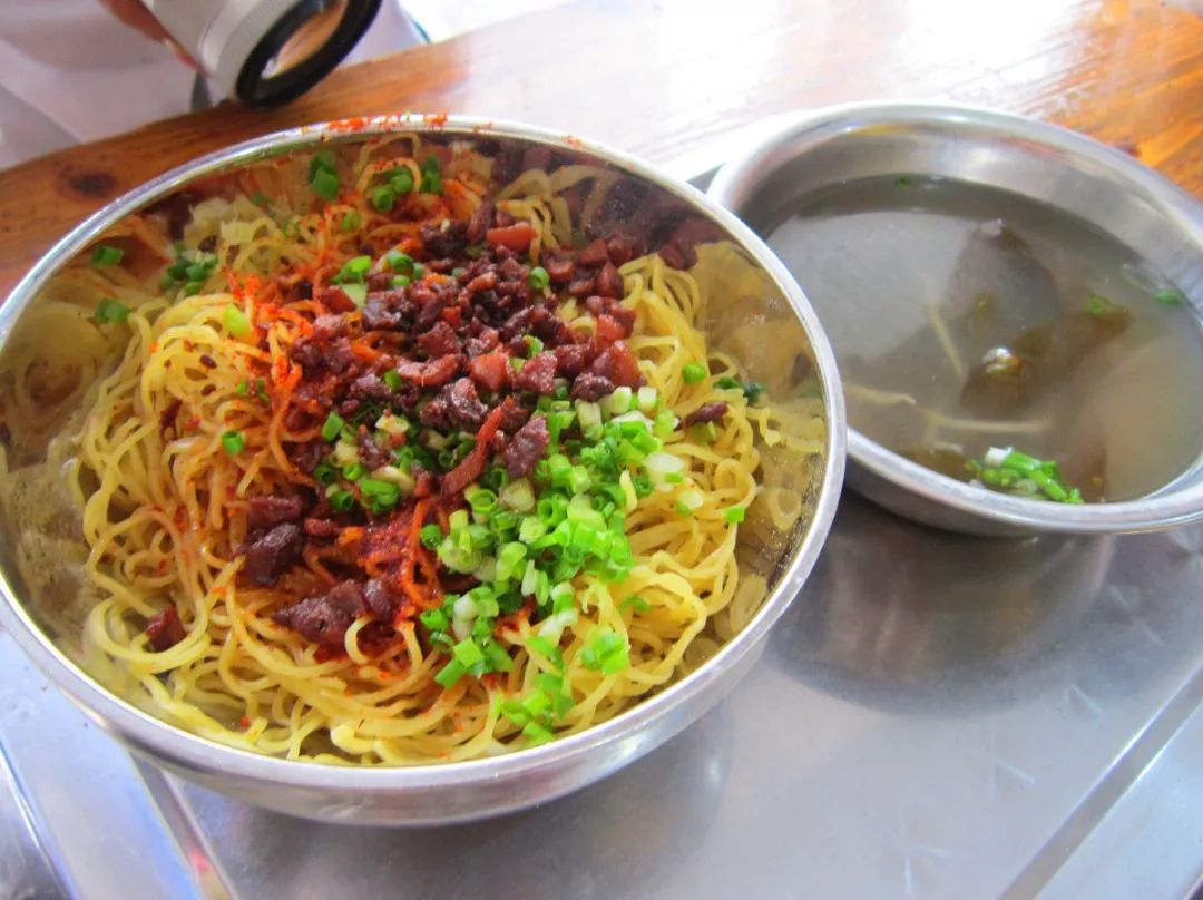  p>康家脆哨面是贵州毕节的地方传统名小吃,主要食材有鸡蛋细面条