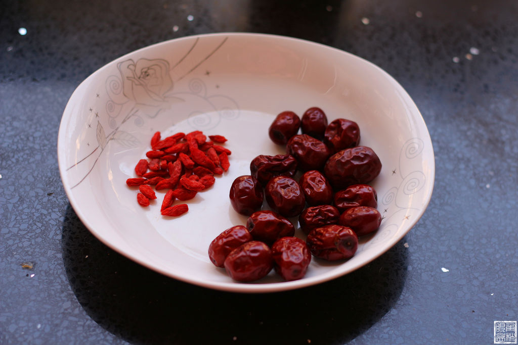  p>红枣枸杞茶是以红枣,枸杞为主要原料制作而成的养生茶.