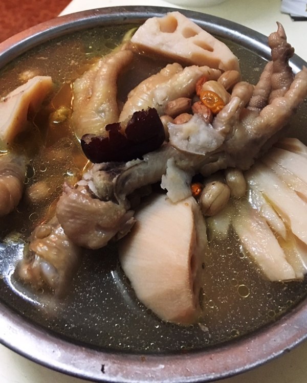 红枣花生鸡爪煲
