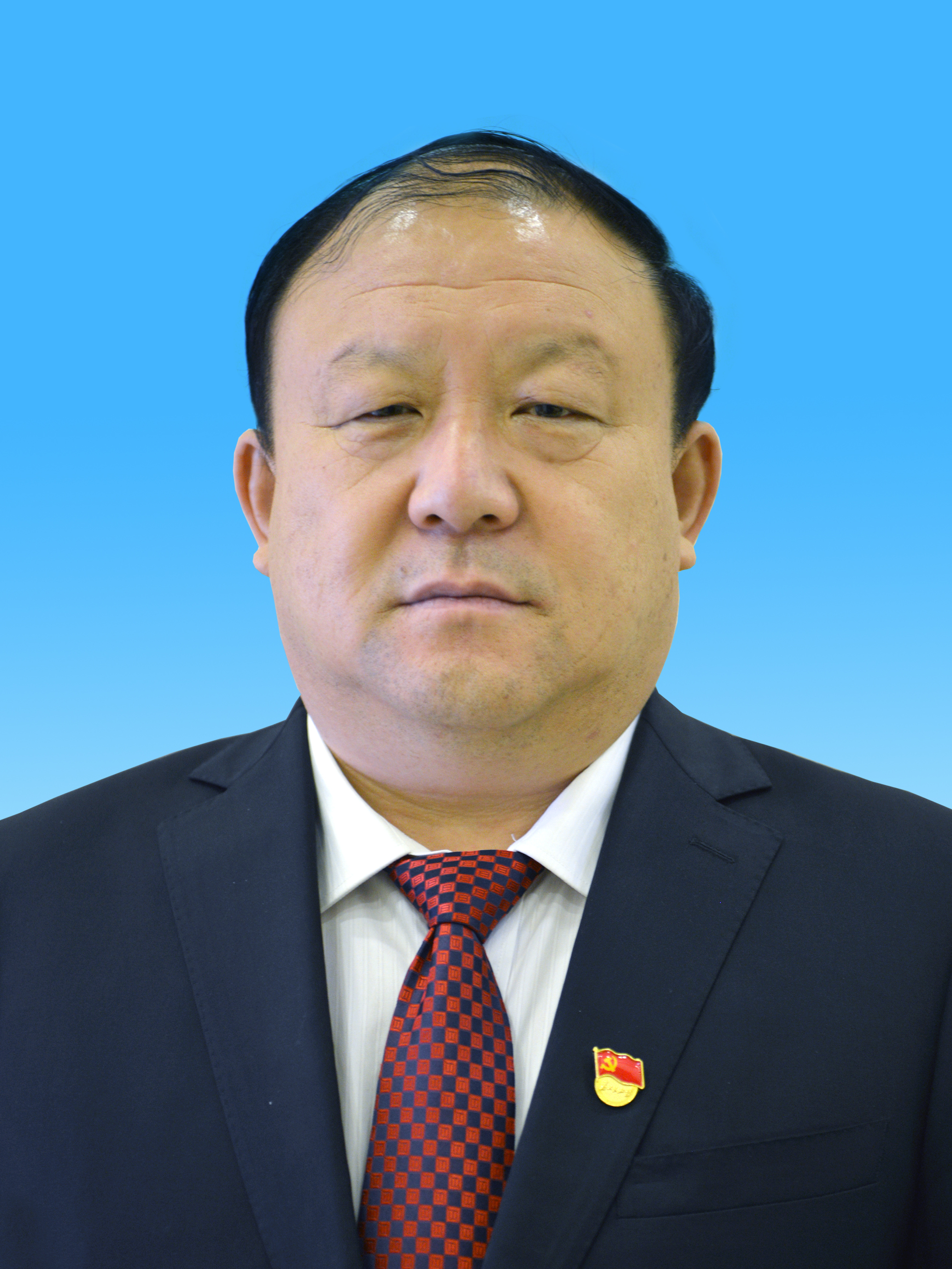 班经济管理专业,1989年7月参加工作,1992年7月入党,现任达茂旗委书记