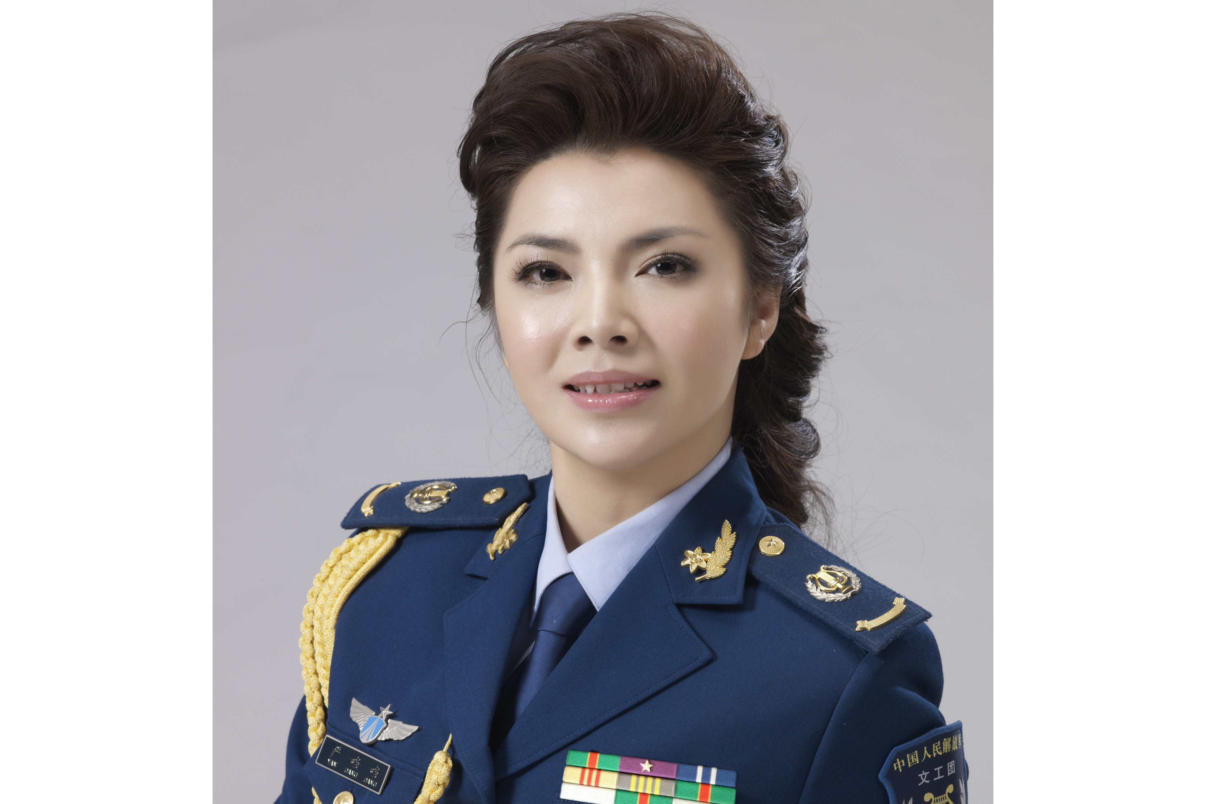  p>严当当,中国人民解放军空政文工团青年歌唱家,中国广播电视文艺