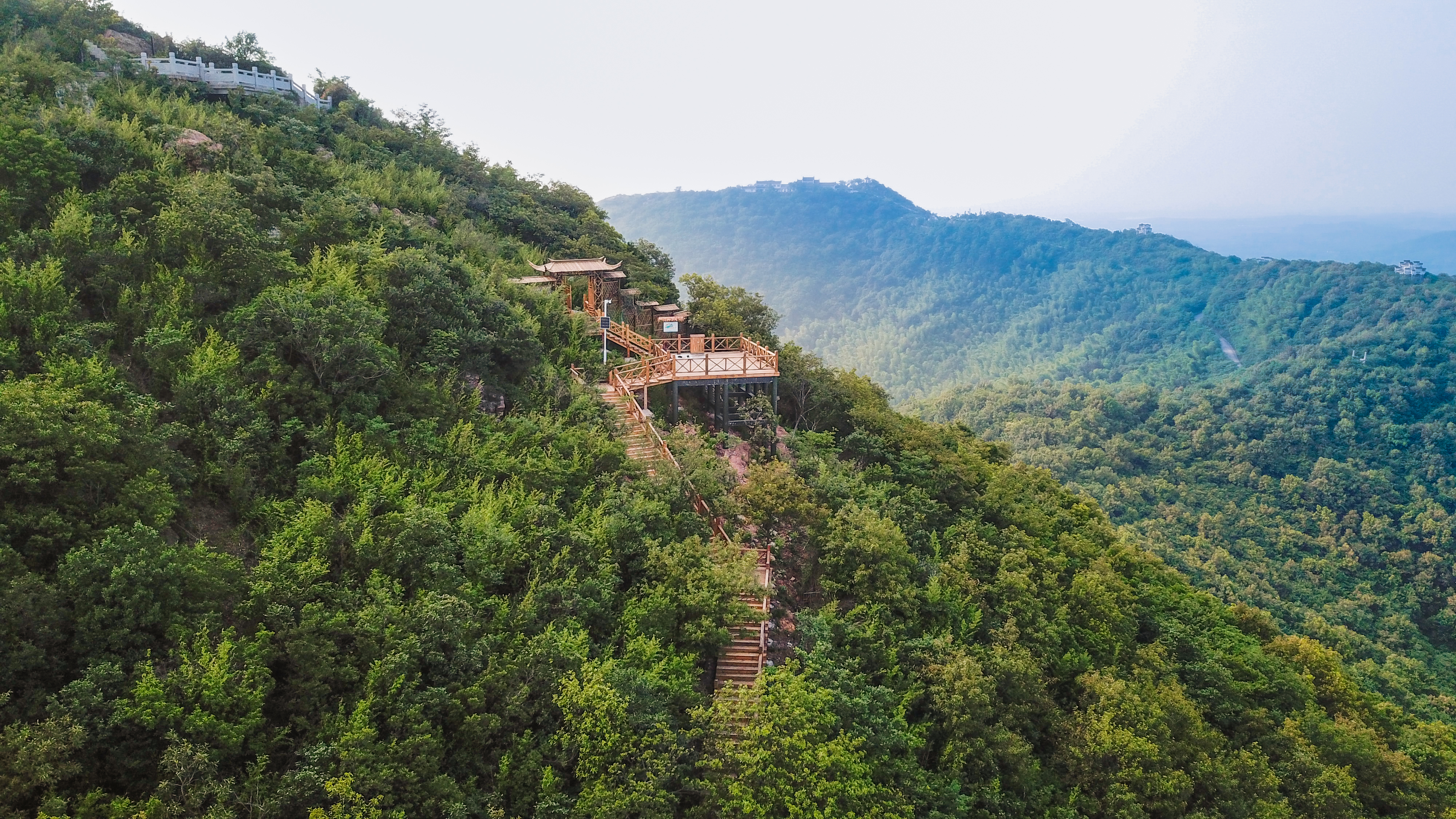 ">茅山森林世界(原宝盛园)位于风景秀丽的江苏省金坛茅山旅游度假区内