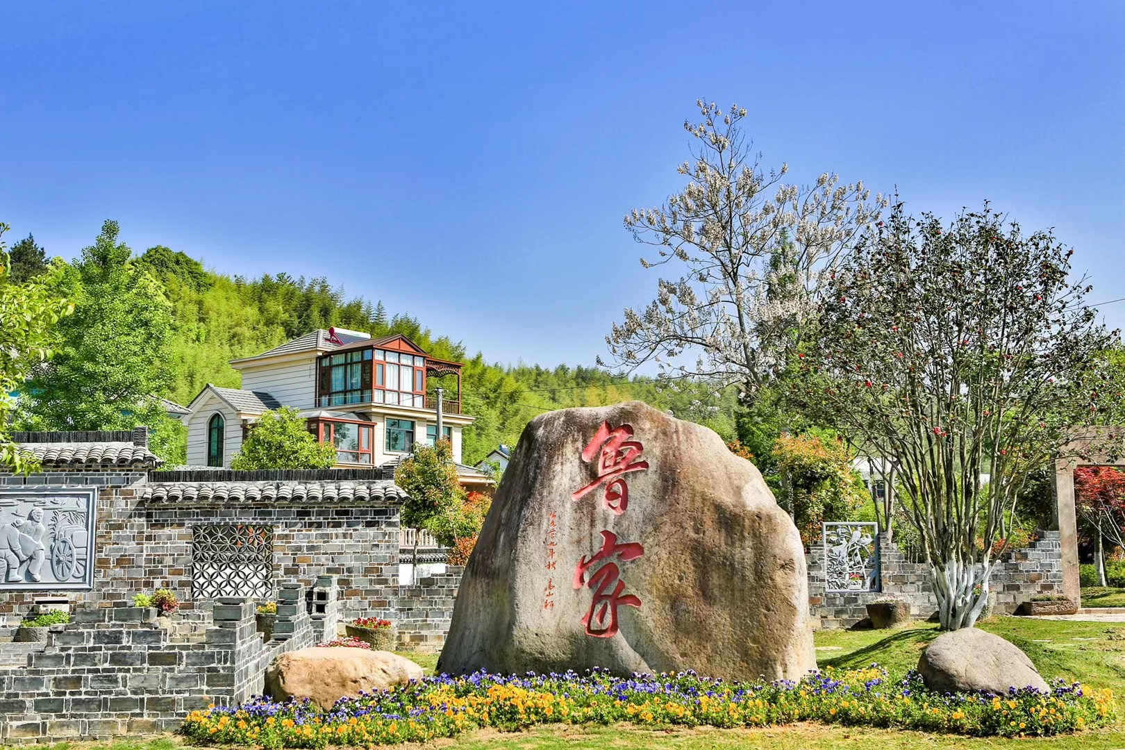 隶属于浙江省湖州市安吉县递铺街道下辖村,安吉县开发区(递铺镇)鲁家