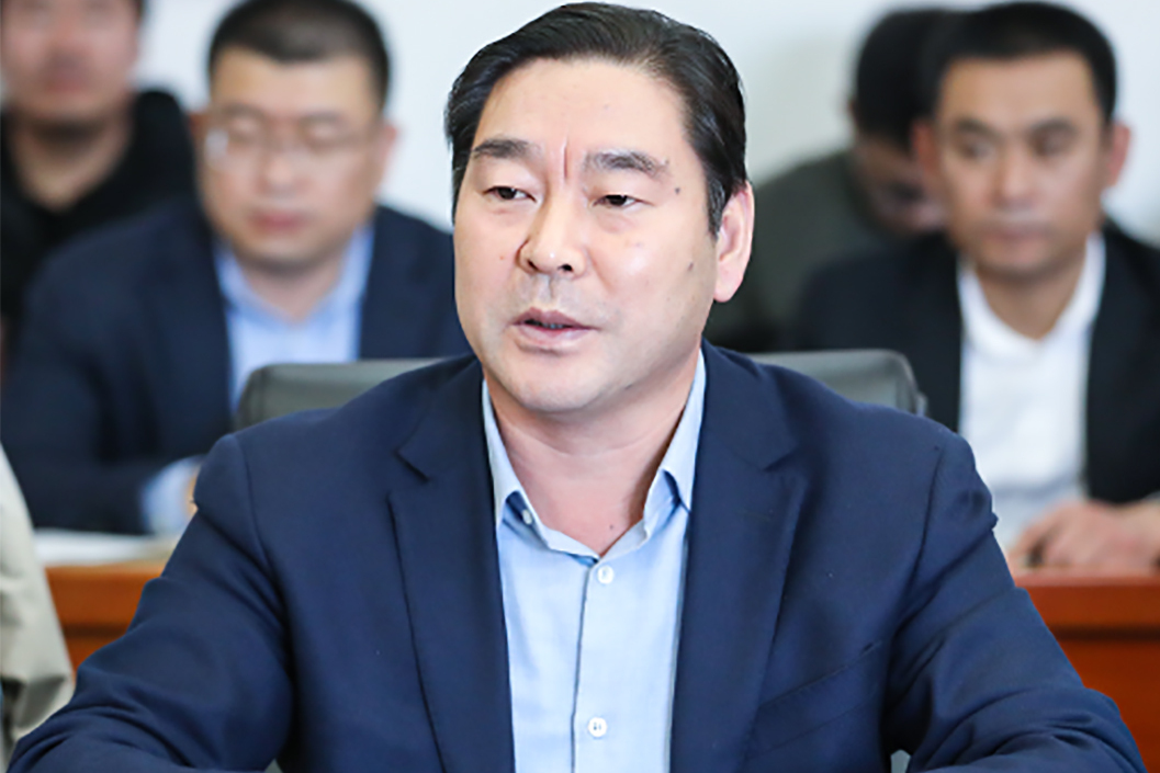 男,现任临沂市罗庄区人大常委会委员,沈泉庄党委书记,华盛江泉集团总