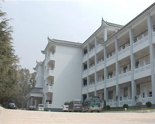  /p> p>建水三中办学历史悠久,从1880年开办"慈云书院"到的建水县第三