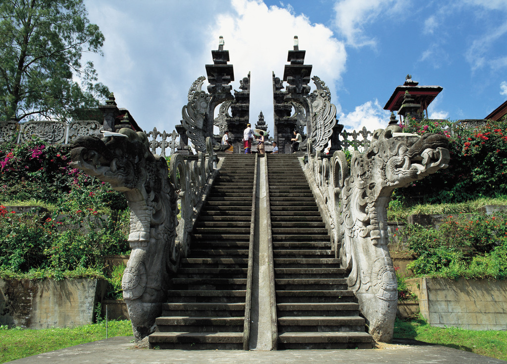 布撒基寺(besakih)位于巴厘岛的东北部,海拔
