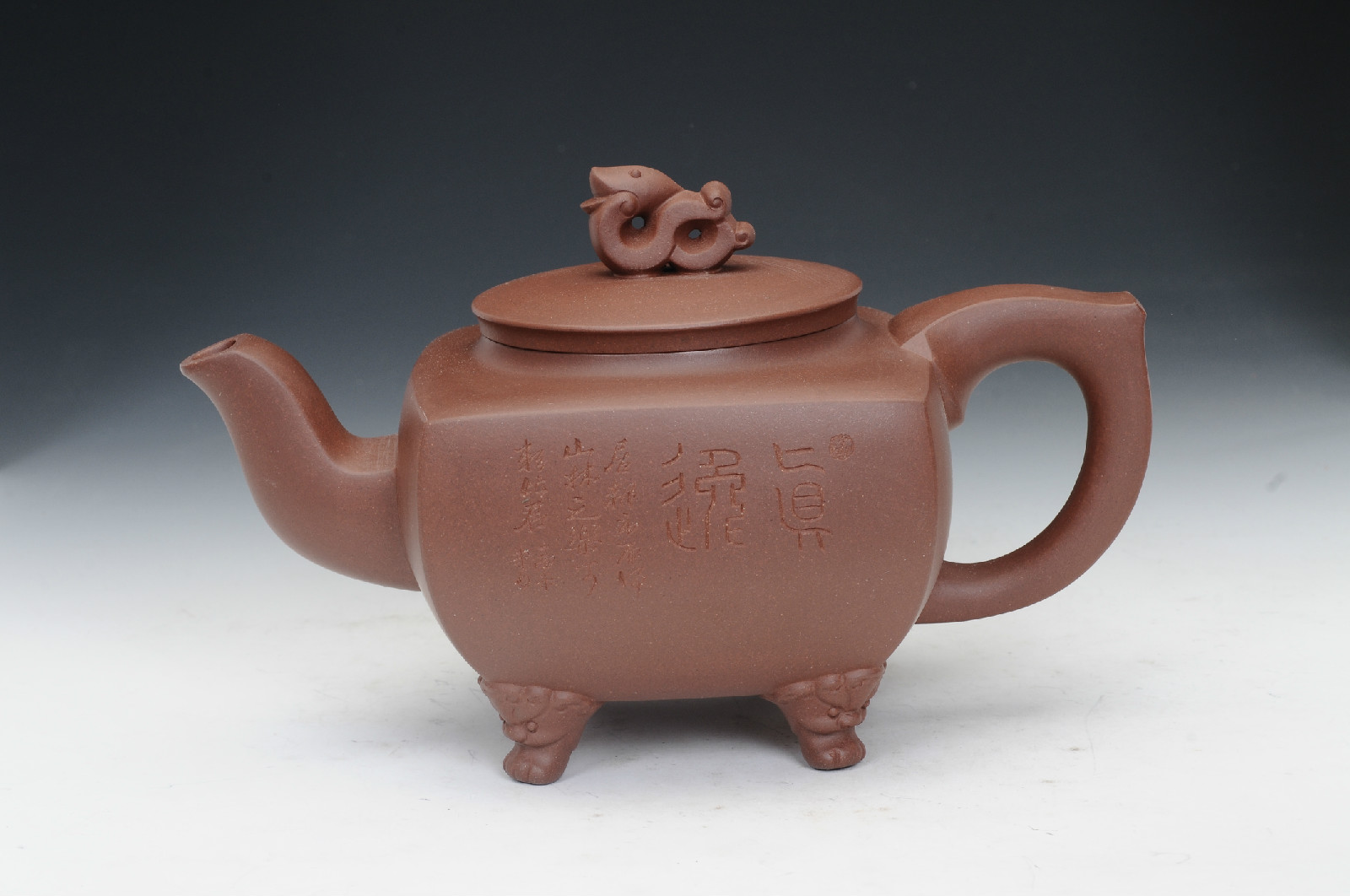  p>范丽静,国家工艺美术师,优秀青年陶艺家,范家壶庄成员,龙德堂艺术