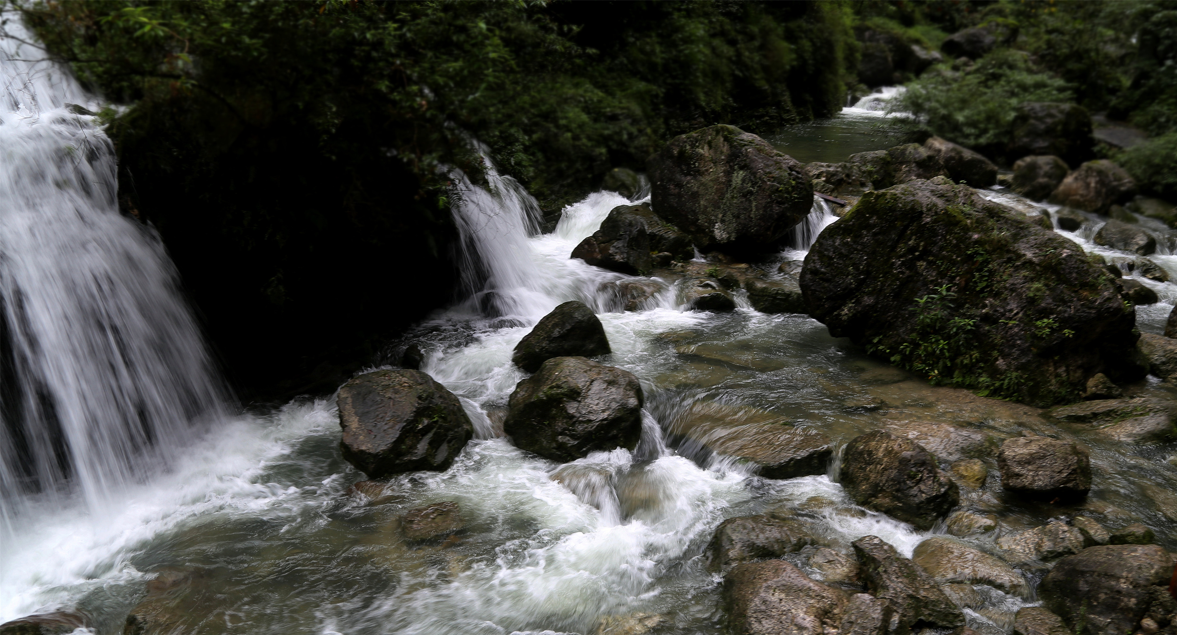  p>进入黄龙景区,过迎宾池,沿栈道蜿蜒而上,可见数十道梯形瀑布,如