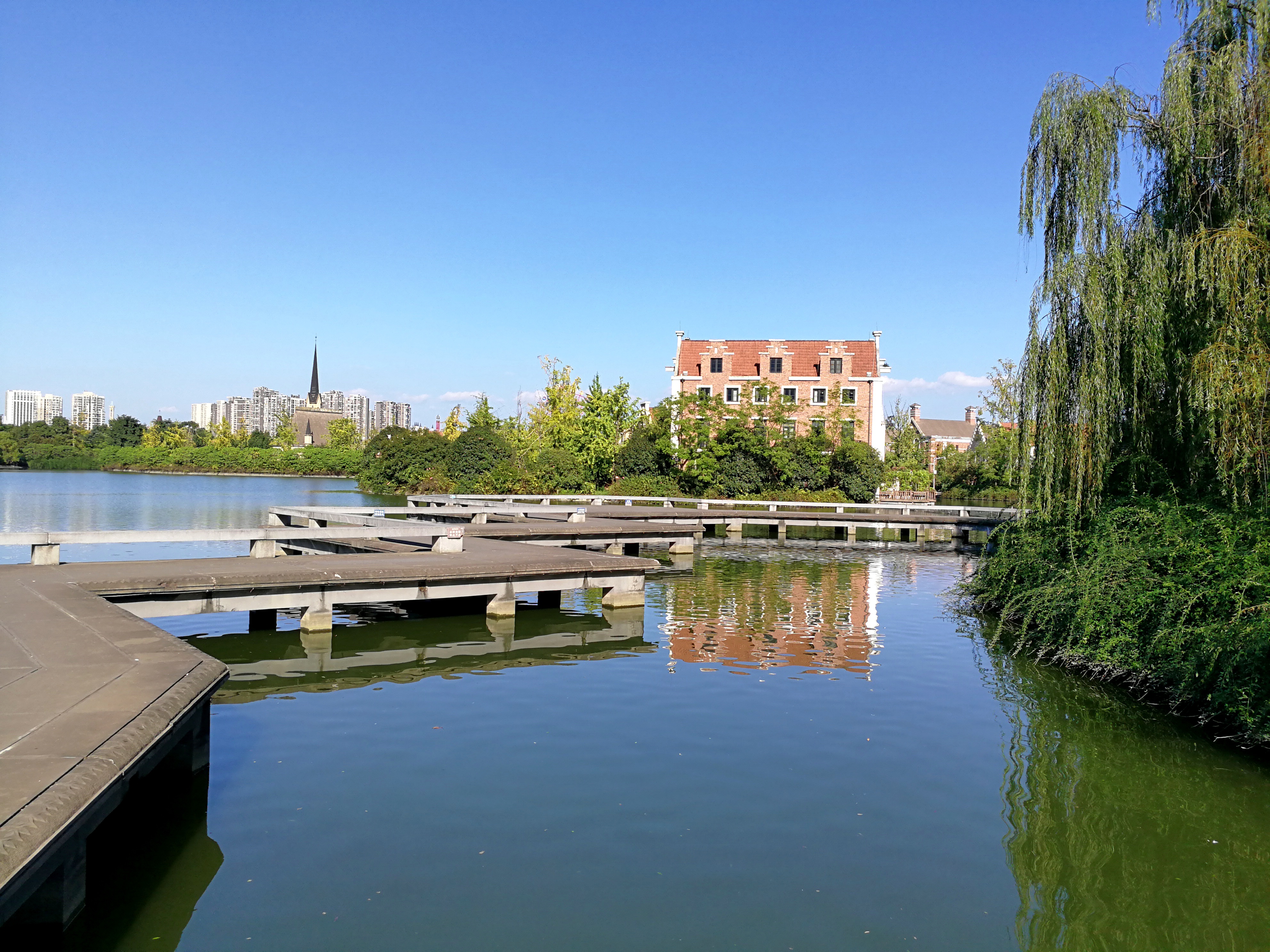  p data-id="gnzlk3dyq7">成都南湖公园位于成都市区南部 a target="