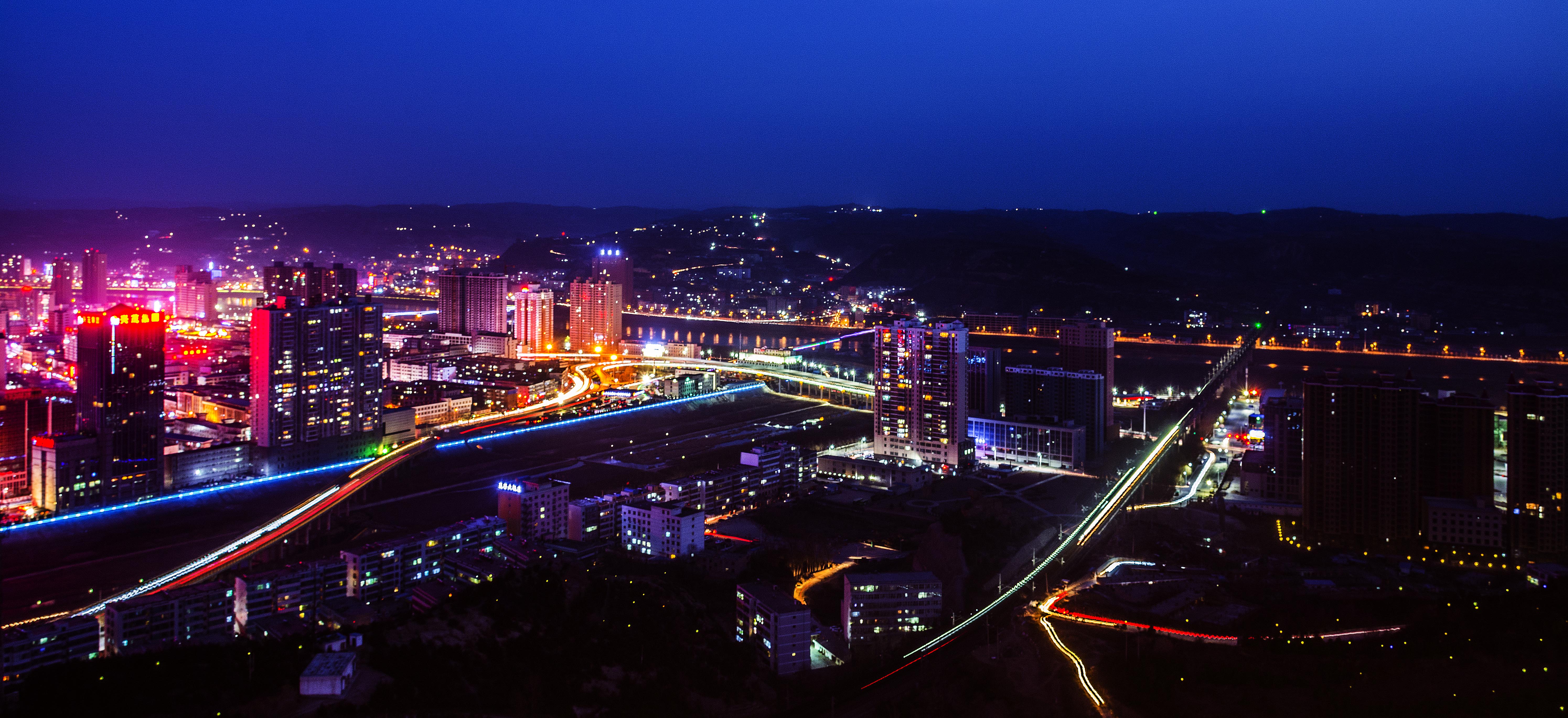 位于陕西省府谷县城所在地小河川西岸,背依新区,下临清流,俯看县城,尽