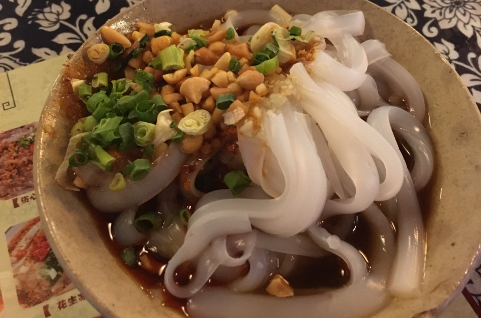  p>伤心凉粉是四川省的一道著名的客家小吃;伤心凉粉一说有二解:一为