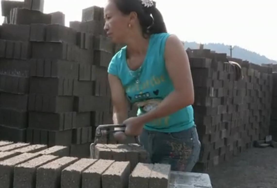  p>《为什么贫穷》是由8个纪录片组成的谈论贫穷的系列纪录片,2012年