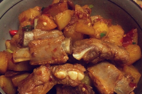  p>川味土豆烧排骨,是一种美味的食物. /p>