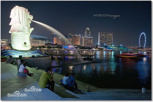 鱼尾狮公园矗立着一座乳白石的“鱼尾狮”雕像