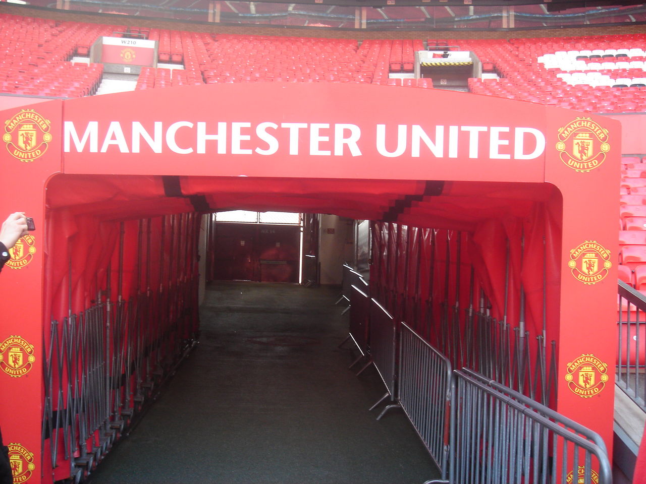  p>老特拉福德球场(old trafford),是位于英国 a target="_blank"