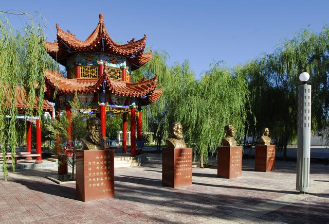  p>甘肃省瓜州中学,50多年的风雨历程,铸就了瓜州的辉煌.