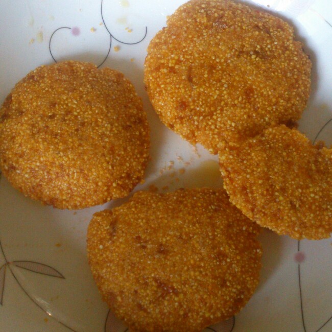  p>家乡玉米饼是以玉米渣,炸辣椒为主料的食品 /p>