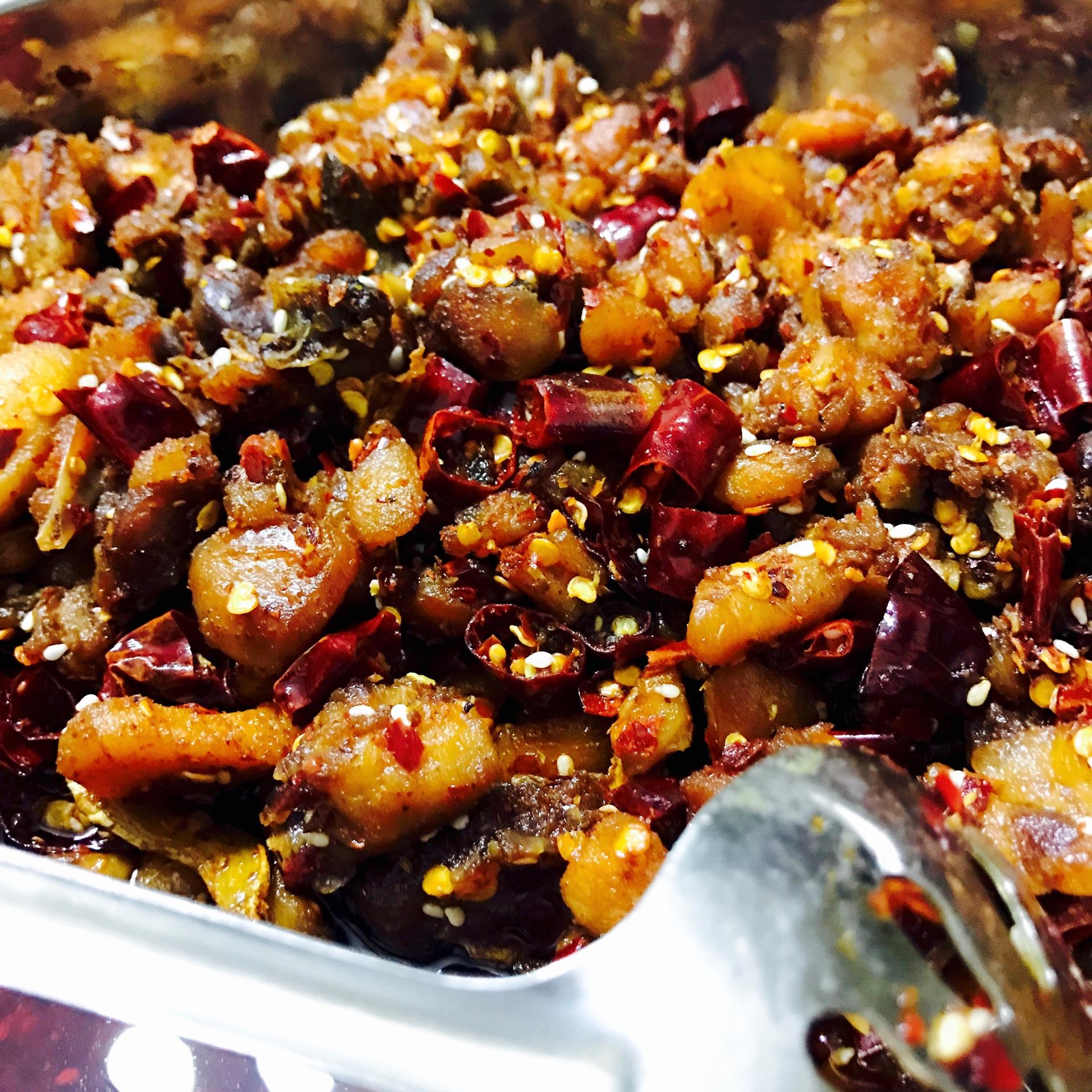 冷吃兔又名香辣兔,是自贡民间传统美食,迄今有百年历史,是自贡盐帮菜