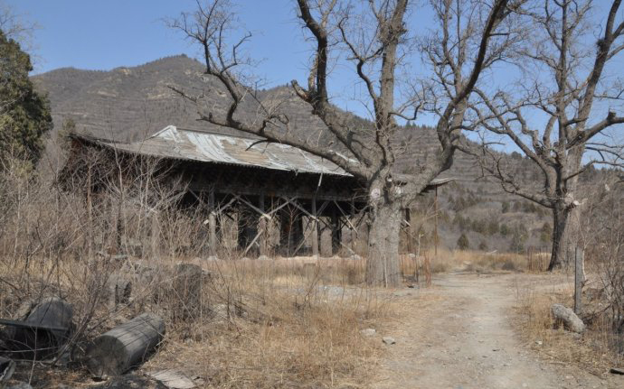北京市门头沟区有许多名胜古迹,仅城子村西九龙山的山坡上就有两处