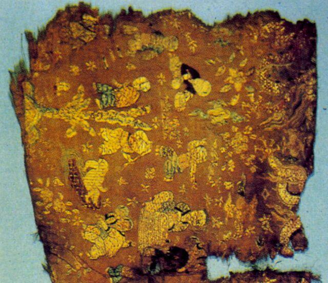 红素罗地洒线绣平金龙百子花卉方领女夹衣