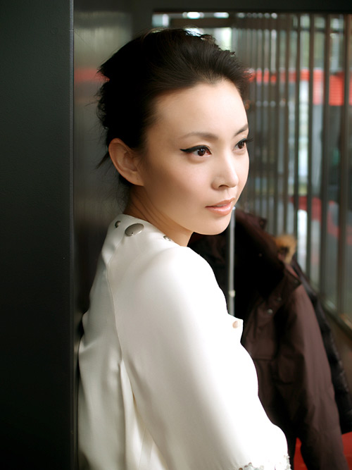  p>刘威葳 i>(原名刘薇薇) /i>,1976年5月6日出生于黑龙江省哈尔滨市