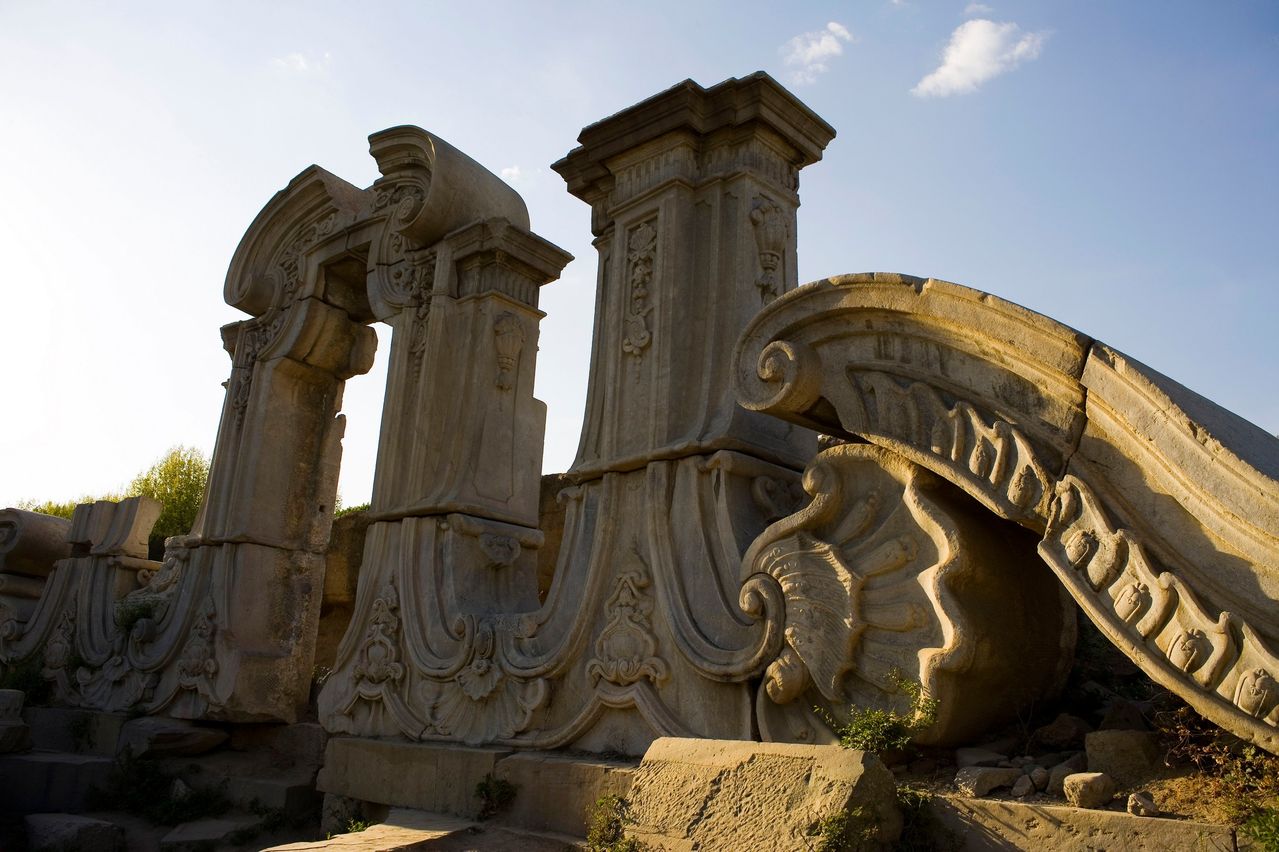  p>圆明园是中国清代大型皇家园林,位于北京市海淀区,始建于1707年(清