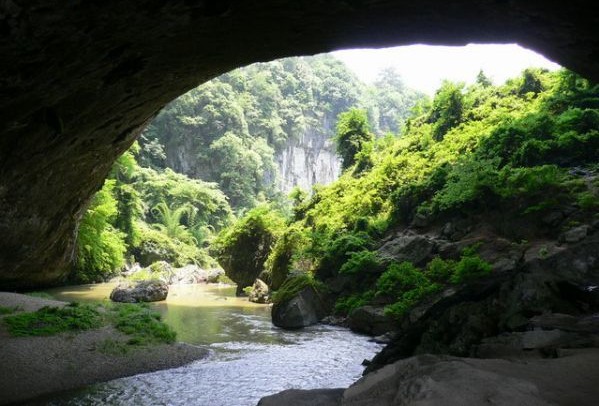  p data-id="gnwgbr4uol">六盘天生桥旅游风景区是位于六盘水市下辖的